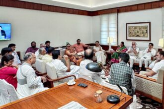 After SC Rap, the Indian blocks behind Rahul gather together. Priyanka says it's not a court job, but a decision about who is a true Indian