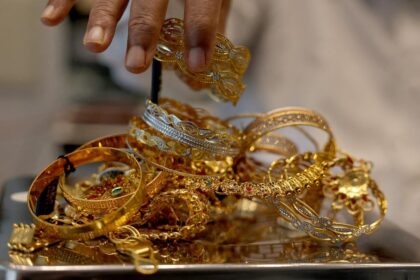 Gold Falls £200, Silver reduces £1,000 in Delhi market