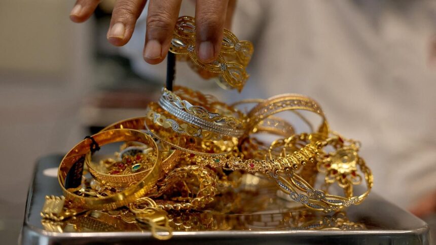 Gold Falls £200, Silver reduces £1,000 in Delhi market