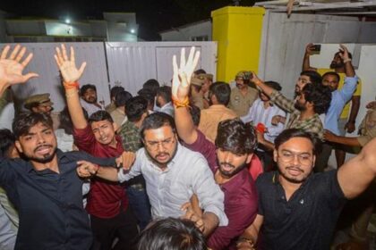 ABVP activists stage a protest outside the official residence of Uttar Pradesh's Panchayati Raj Minister, Om Prakash Rajbhar, demanding an apology for his controversial remarks directed at their organization, in Lucknow,