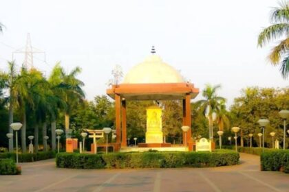 Let's take a look at the controversy in Shivaya Park as the Yogi government flashes amidst pressure from Mayawati and Azad