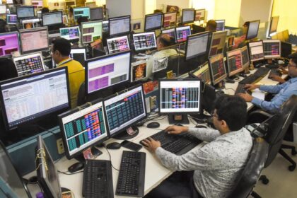 Stock market falls in early trading as sentiment worsens due to new overseas capital outflows