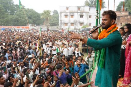 RJD candidate Shatrughan Yadav, popularly known as Khesari Lal Yadav, a Bhojpuri film star and singer, holding a roadshow. (Image: @officialkhesarilalyadav/Facebook)