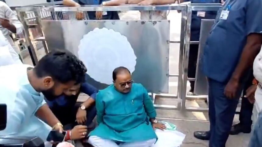 Pre-poll drama favors JD(U). MLA stages 4 dharnas outside Nitish's house, MP asks for consent to resign