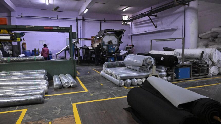 Labor experts welcome labor law but urge government to address potential problems