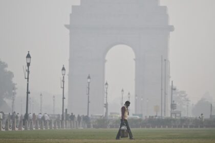 Delhi wakes up to thick smog as AQI hits 386, air quality remains in 'very poor' category