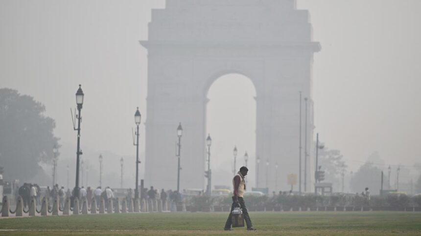 Delhi wakes up to thick smog as AQI hits 386, air quality remains in 'very poor' category