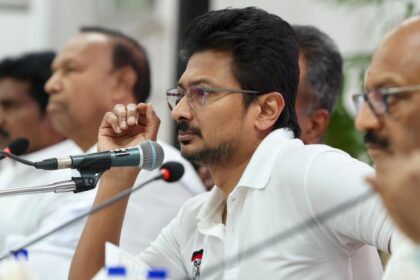 Udayanadi's remark about Sanskrit as a ``dead language'' causes a war of words. BJP rebels, Congress distances itself