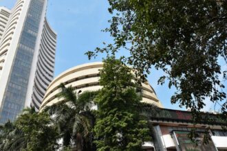 The stock market fell for the first time in three days due to buying in IT stocks. Sensex jumps 319 points