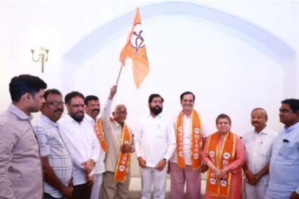 The former BJP corporators in Ulhasnagar who defected to the Shiv Sena, with Deputy CM Eknath Shinde