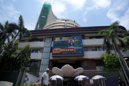 Stock market falls for second day in a row as banking stocks and oil stocks take profits