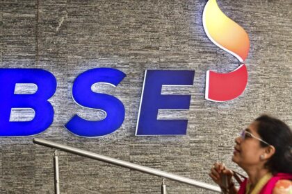 Stock market declines due to overseas capital outflows and global slump