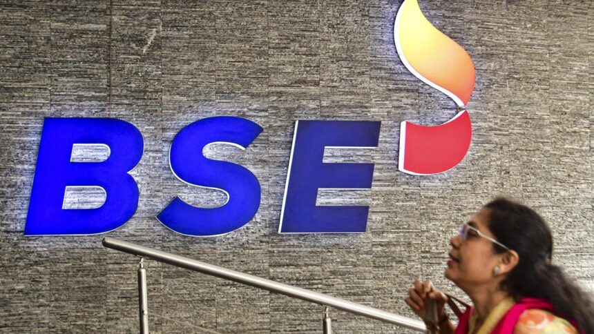Stock market declines due to overseas capital outflows and global slump