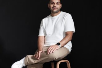 Sales in the Indian smartphone market have plateaued as consumers upgrade to more expensive phones that they can keep for up to three years, according to Xiaomi India.