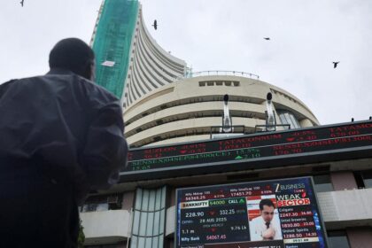 Stock market falls for second consecutive day as selling in Reliance Industries and HDFC Bank worsens sentiment