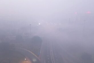 Thick smog engulfs Delhi. AQI falls to ``severe'' category at 418