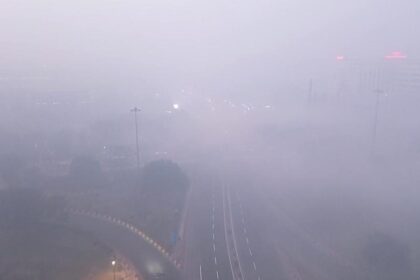 Thick smog engulfs Delhi. AQI falls to ``severe'' category at 418