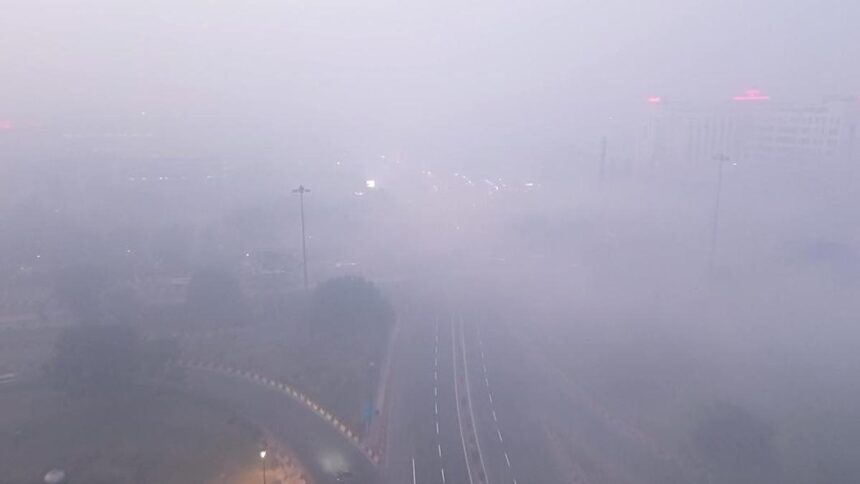 Thick smog engulfs Delhi. AQI falls to ``severe'' category at 418