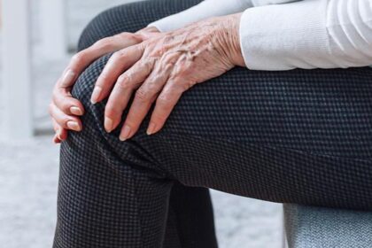 Experts explain why your knees make noise and when you need to see a doctor