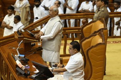 Kerala governor withdraws criticism of himself and centrists from policy speech. Mr. Pinarayi reads out the omitted parts.