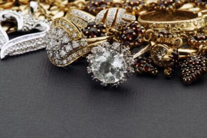 Federal investigation and geopolitical tensions push gold, silver futures to new records