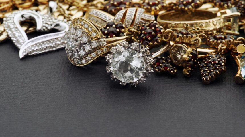 Federal investigation and geopolitical tensions push gold, silver futures to new records