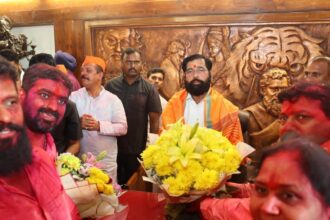 Deputy Chief Minister Eknath Shinde met and congratulated the winning candidates elected in the Thane Municipal Corporation elections at Tembhi Naka. Express photo