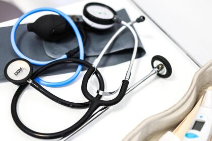 Doctors' group asks CM to implement pay equality