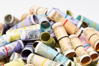 Rupee could end 2026 at 93 rupees due to FDI outflows and expensive non-Russian crude oil