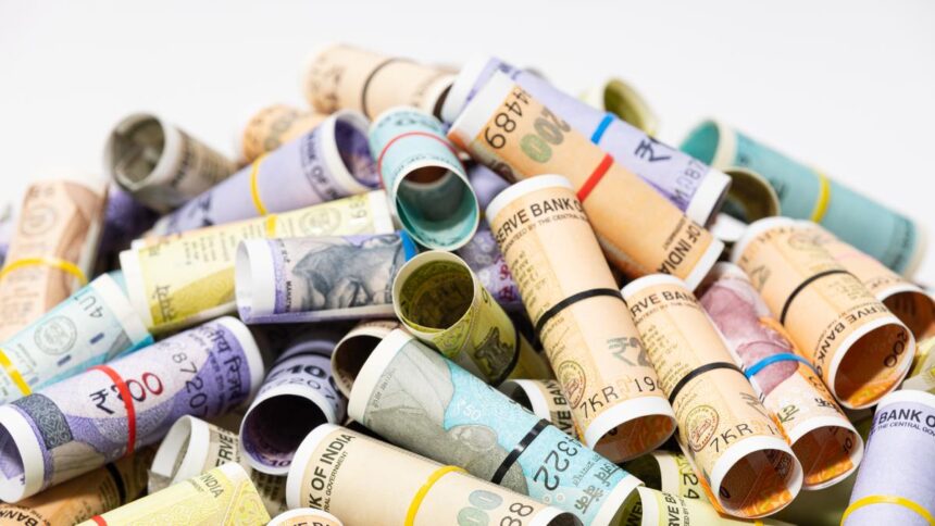 Rupee could end 2026 at 93 rupees due to FDI outflows and expensive non-Russian crude oil