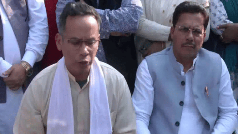 Borah vs. Gogoi, Assam Congress breaks out. Letters to superiors speak of competing factions
