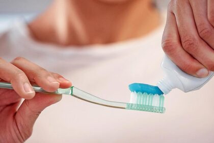 How does poor oral health affect thinking and memory?