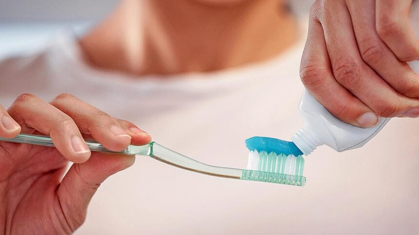 How does poor oral health affect thinking and memory?