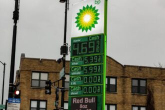 The Iran war begins to weigh on the United States. Rising gasoline prices and transportation costs