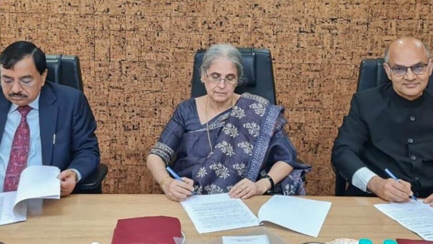 Delimitation Commission for J&K UT, headed by Chairperson Justice (Retd.) Ranjana Prakash Desai, ex-officio members CEC Sushil Chandra (L) and State Election Commissioner, J&K, K K Sharma (R). (PTI Photo)
