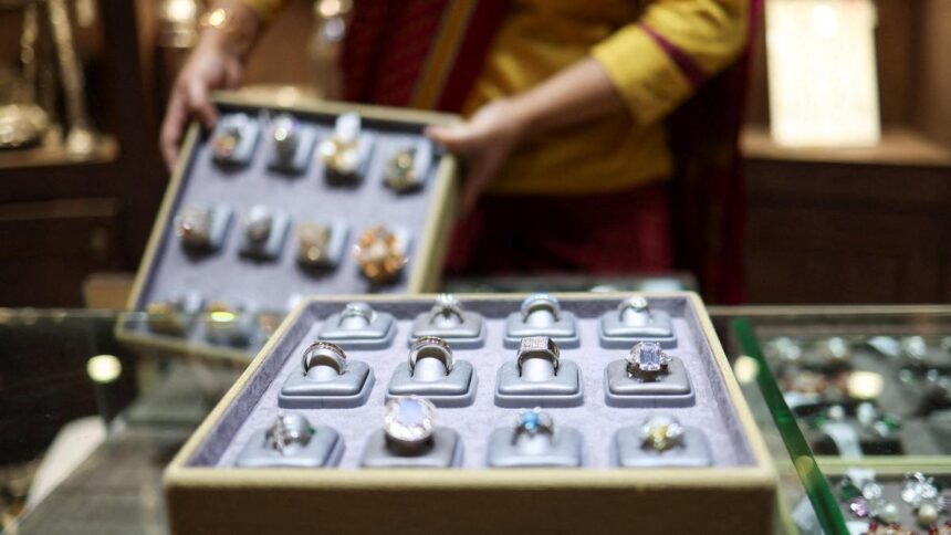 India's exports of gems and jewelry in April decreased by 9.07% to $2,226.45 million