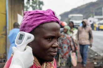 A person infected with Ebola hemorrhagic fever has been confirmed in the Congo region, an area controlled by rebel groups, far from the epicenter of the Ebola hemorrhagic fever.