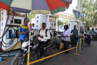 Amid conflict-induced chaos, OMCs absorb losses of Rs 550 crore per day from petrol, diesel and LPG: Govt.