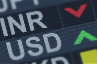 The rupee should fall by more than 100 rupees to the dollar, the 16th chairman of the Financial Services Commission advises RBI.