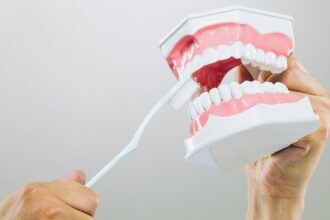 Proper toothbrushing technique for healthy teeth and gums