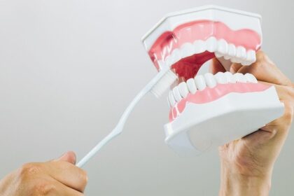 Proper toothbrushing technique for healthy teeth and gums