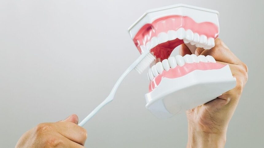 Proper toothbrushing technique for healthy teeth and gums
