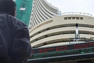 Stock markets continue to fall for the fourth day, led by strong gains in IT companies. Sensex increased by 382 points