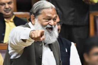 Power workers shout 'Anil Vij Murdabad', Haryana minister responds with cheeky political theater