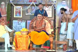 His Holiness Kanchi, along with BJP chief Joshi and VHP chief Joshi, asked Punjabi businessmen to help build the temple on stage.