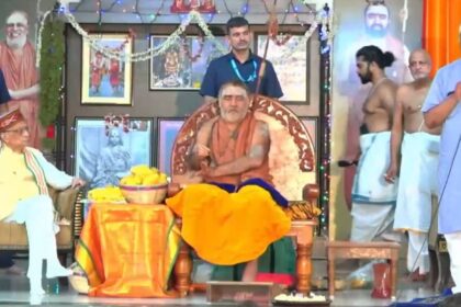 His Holiness Kanchi, along with BJP chief Joshi and VHP chief Joshi, asked Punjabi businessmen to help build the temple on stage.